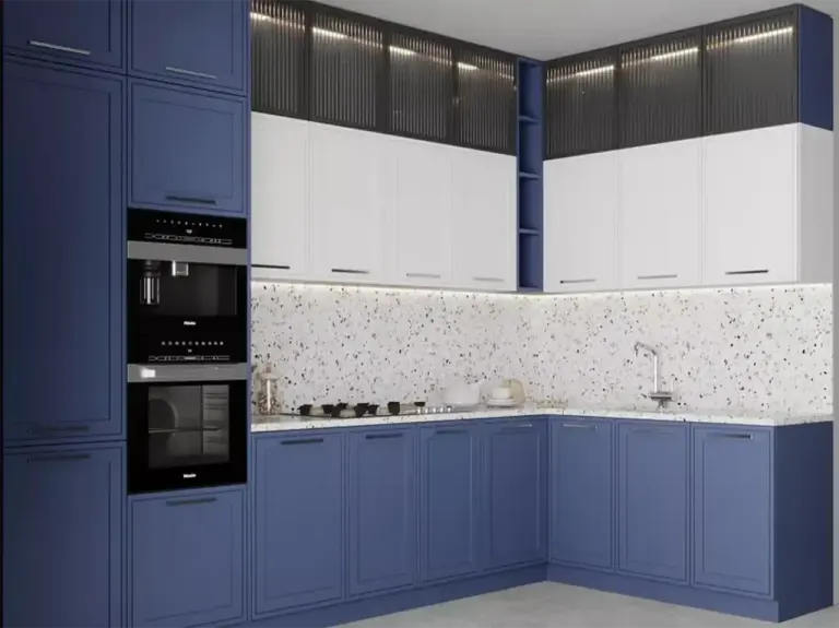 Lacivert çerçeve kapaklı alt dolaplar, beyaz üst dolaplar ve terrazzo tezgah arası